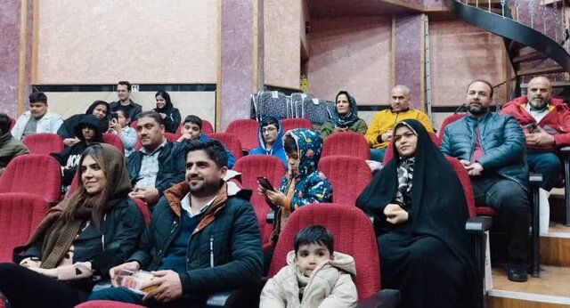 جشن زمستانه برای کودکان کار آمل / شعله کوچک شادی در سرمای روزگار