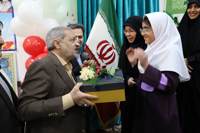 دیدار وزیر آموزش و پرورش و استاندار مازندران با دانش‌آموزان مدرسه شاهد در ساری