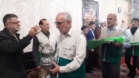 اهدای هدایای متبرک حرم امام رضا(ع) به تنها مسجد آسیب دیده آمل در جریان اغتشاشات اخیر کشور