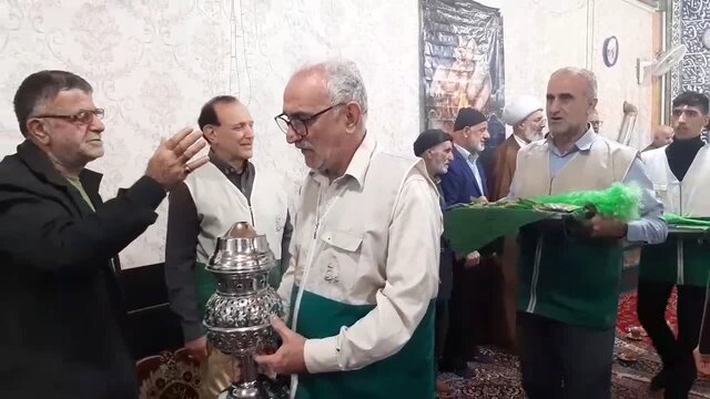 اهدای هدایای متبرک حرم امام رضا(ع) به تنها مسجد آسیب دیده آمل در جریان اغتشاشات اخیر کشور 