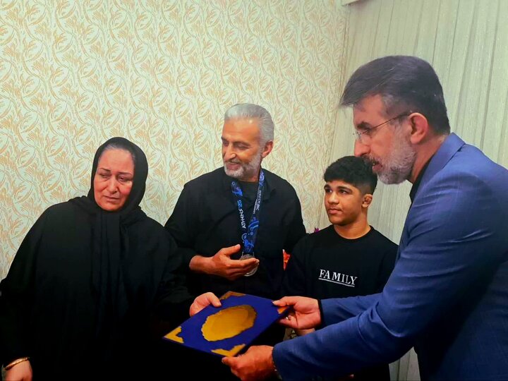 اهدای مدال جهانی به پدر شهید ورزشکار ناوشکن دنا در محمودآباد