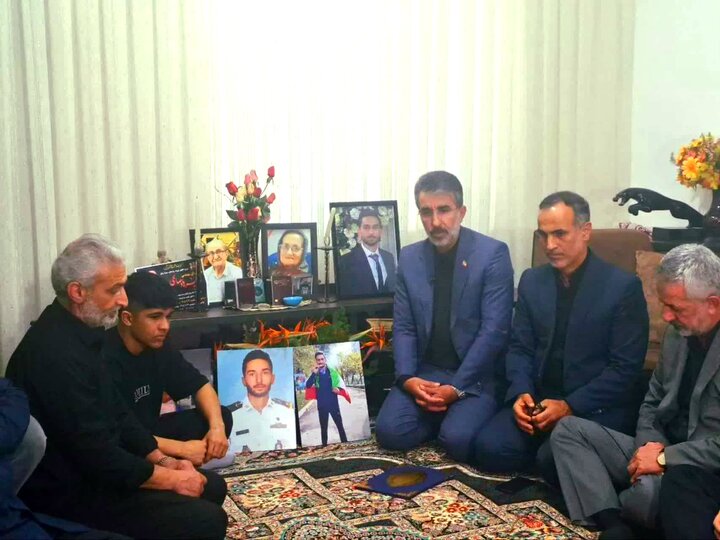 اهدای مدال جهانی به پدر شهید ورزشکار ناوشکن دنا در محمودآباد