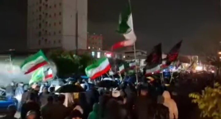 به خونخواهی امام شهید، مازندرانیها در زیر باران زمزمه «انتقام» سردادند