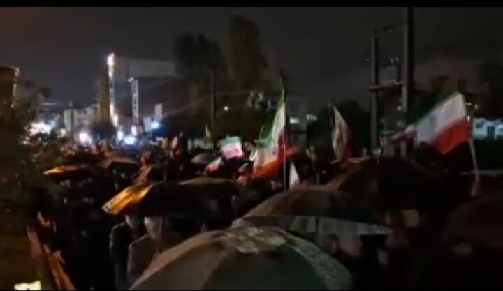 به خونخواهی امام شهید، مازندرانی‌ها در زیر باران زمزمه «انتقام» سردادند
