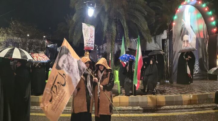 به خونخواهی امام شهید، مازندرانیها در زیر باران زمزمه «انتقام» سردادند
