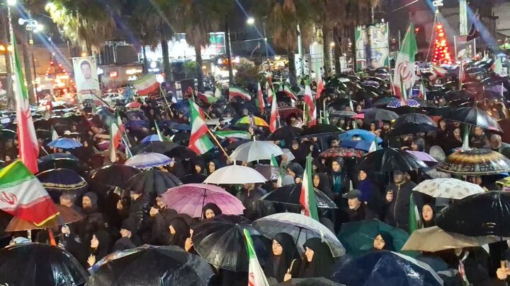 به خونخواهی امام شهید، مازندرانیها در زیر باران زمزمه «انتقام» سردادند