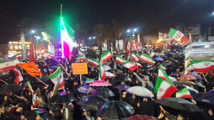 به خونخواهی امام شهید، مازندرانیها در زیر باران زمزمه «انتقام» سردادند