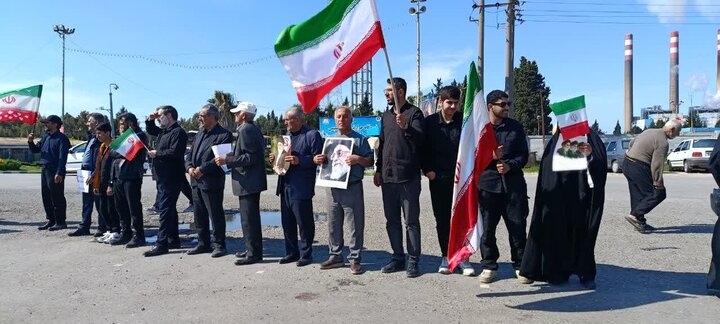 تشکیل زنجیره انسانی در مقابل نیروگاه شهید سلیمی نکا
