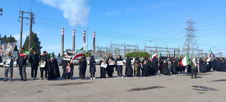 تشکیل زنجیره انسانی در مقابل نیروگاه شهید سلیمی نکا