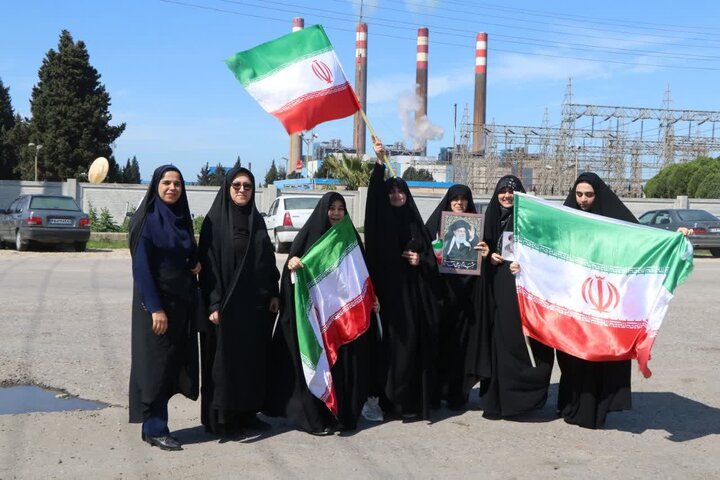 تشکیل زنجیره انسانی در مقابل نیروگاه شهید سلیمی نکا