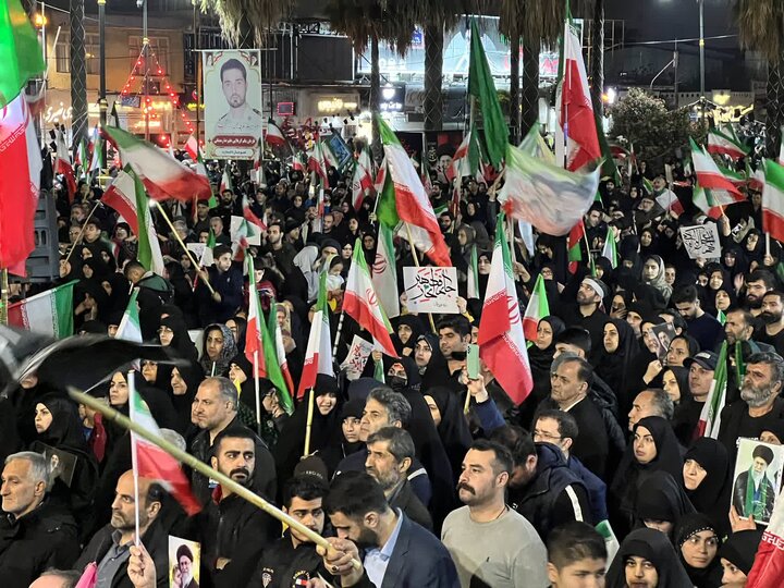 ستونهای استوار مردمی/ خروش جمعیت در میدان مرکزی آمل