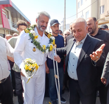 استقبال مردم ساری از جانباز ناوشکن دنا «ناوسروان مجید عمرانی»