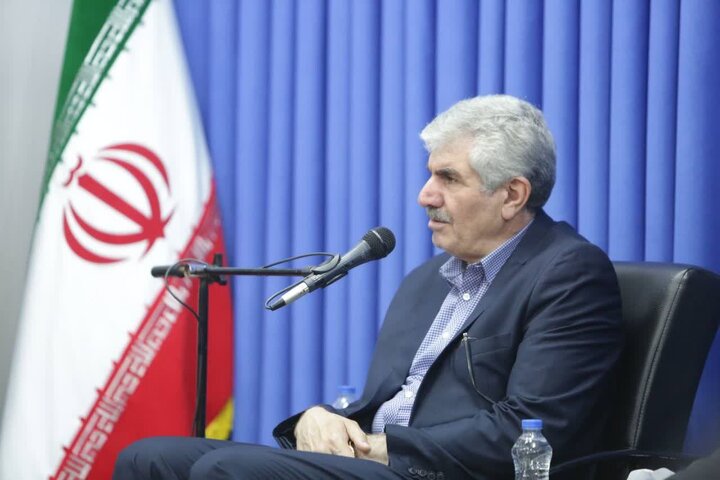 همه دانشگاهها باید به سمت علمی کاربردی شدن حرکت کنند