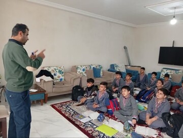 ضعف اینترنت، آموزش دانش‌آموزان را به خانه معلمان منتقل کرده است