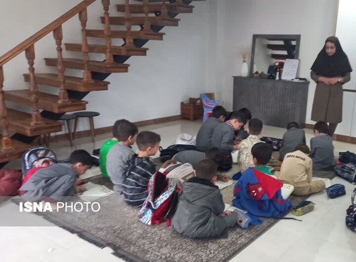 ضعف اینترنت، ادامه آموزش دانش آموزان ابتدایی را به منازل معلمان منتقل کرد