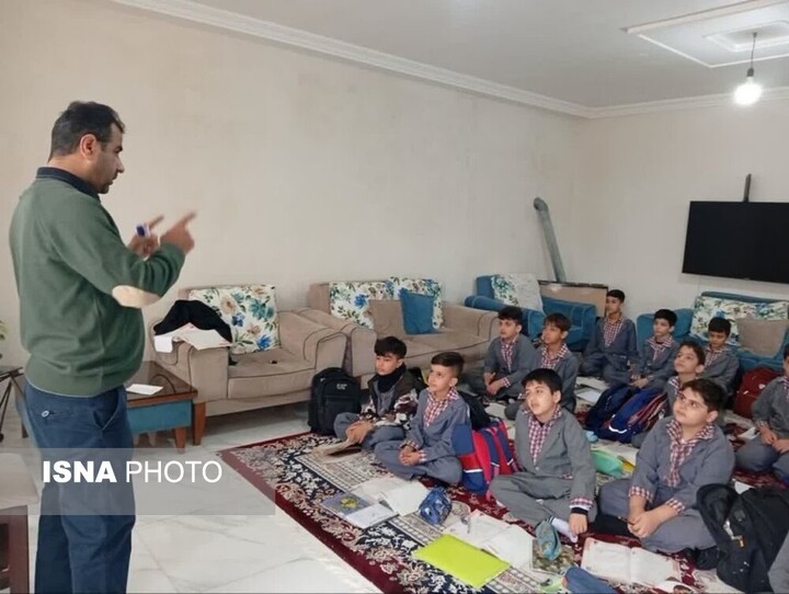 ضعف اینترنت، آموزش دانش‌آموزان را به خانه معلمان منتقل کرده است