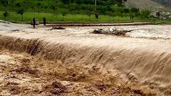بخشدار زیراب: پل غیراستاندارد، درمیان سیل، ورودی «کارسالار» را مسدود کرد