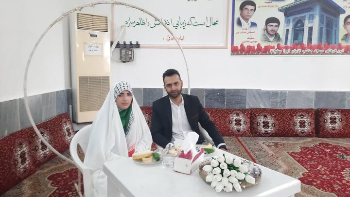 برگزاری مراسم عقد زوج بابلی در کنار مزار دو شهید غواص در گنج‌افروز مازندران