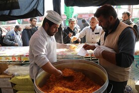 توزیع روزانه ۱۰ هزار پرس غذا در موکب واقفان آذربایجان غربی در مرز مهران ‌