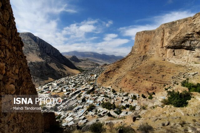 نمایی از شمال غربی شهر ماکو که در بین دو کوه محصور شده است مجموعه تاریخی کوه قیه ماکو