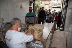 شلوغی نانوایی های ارومیه در پی شایعه افزایش قیمت و کاهش عرضه نان