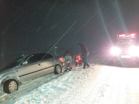 امداد رسانی به ۶۰ نفر گرفتار در برف و کولاک در محور چالدران - خوی