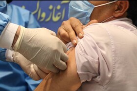 تزریق اولین واکسن کووید ۱۹ در آذربایجان غربی