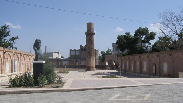 علت انحراف مناره شمس تبریزی در خوی در دست بررسی است