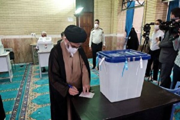 نماینده ولی فقیه در آذربایجان غربی رأی خود را به صندوق انداخت