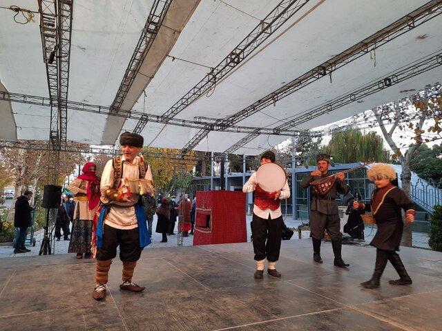 اجرای نمایش "تکم گردانی" توسط هنرمندان خویی در تالار وحدت تهران