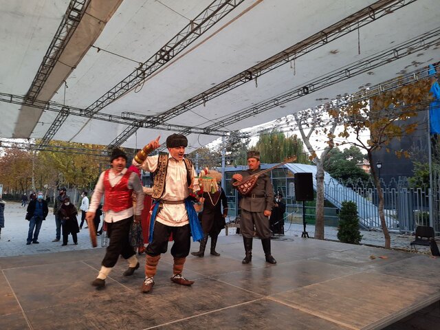 اجرای نمایش "تکم گردانی" توسط هنرمندان خویی در تالار وحدت تهران