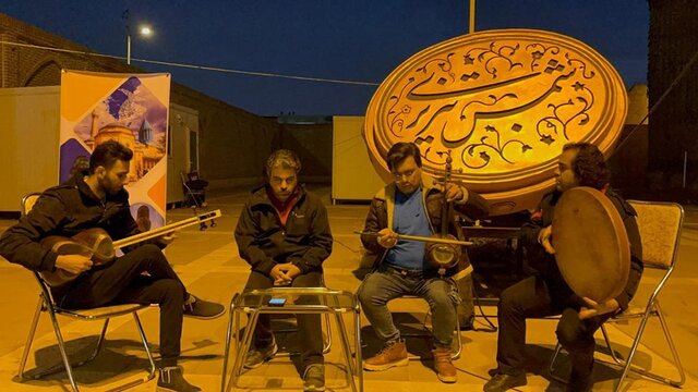 صدای ساز و آواز کاروان فرهنگ و هنر در بارگاه شمس تبریزی طنین انداز شد صدای ساز و آواز کاروان فرهنگ و هنر در بارگاه شمس تبریزی طنین انداز شد