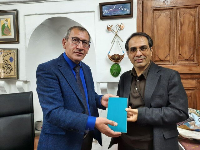 اهدای نشان طلای مولانا به رییس کاروان فرهنگ و هنر ایران در ترکیه  اهدای نشان طلای مولانا به رییس کاروان فرهنگ و هنر ایران در ترکیه