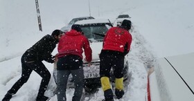 رهاسازی ۸ دستگاه خودرو گرفتار در برف و کولاک در اشنویه