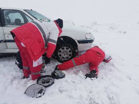 امداد رسانی به ۹۳ خودروی گرفتار در برف و کولاک در آذربایجان‌غربی