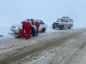 رهاسازی ۷۵ دستگاه خودرو گرفتار در برف و کولاک در محورهای مواصلاتی آذربایجان غربی