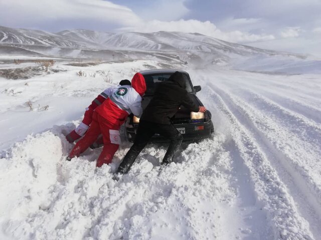 رها سازی ۲۰ خوردو گرفتار در برف و کولاک در چالدران