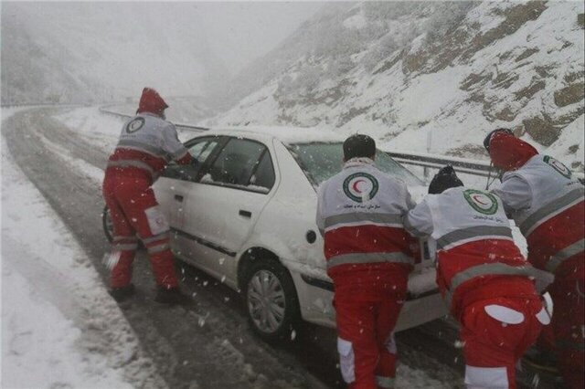 رها سازی ۹۸ دستگاه خودرو گرفتار شده در برف و کولاک در محورهای آذربایجان غربی