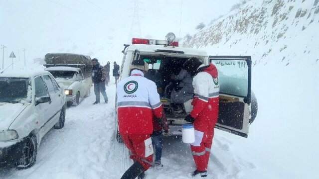 امداد رسانی به ١٠٣ دستگاه خودرو گرفتار در کولاک در محورهای مواصلاتی تکاب