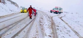 امداد رسانی ۹۵ دستگاه خودرو گرفتار شده در برف و کولاک در محورهای مواصلاتی آذربایجان غربی