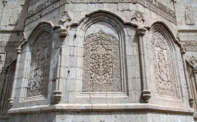 از نیلوفر ۸ پر تا عقاب سرطلایی ایران زمین