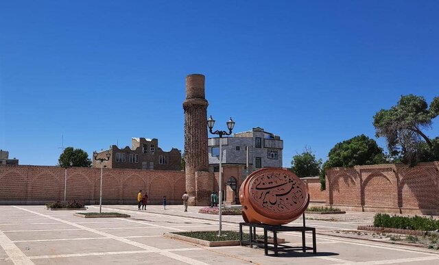 برخاستن طنین صدای تیشه عشق از بارگاه شمس برخاستن طنین صدای تیشه عشق از بارگاه شمس