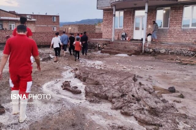 روانه شدن سیل در روستای یاریم قیه بخش بازرگان