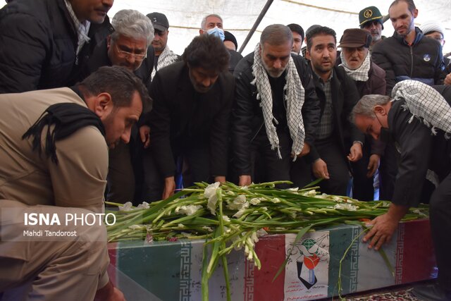 پیکر شهید گمنام دوران دفاع مقدس در بازرگان تشییع شد