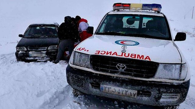 امداد رسانی به ۱۵ نفر گرفتار در برف و کولاک در محور سلماس