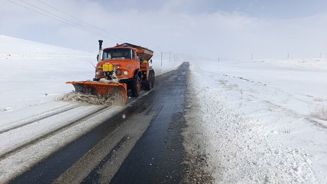 برفروبی و یخزدایی در ۶۲۶ کیلومتر باند از محورهای مهدیشهر برفروبی و یخزدایی در ۶۲۶ کیلومتر باند از محورهای مهدیشهر