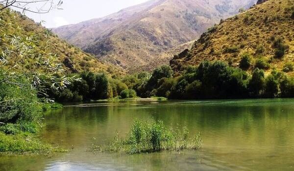 Nil Marmisho, neighboring mountain and forest