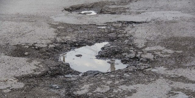 خودنمایی چالههای شهاب سنگی بر آسفالت ارومیه