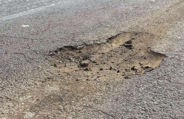 خودنمایی چالههای شهاب سنگی بر آسفالت ارومیه خودنمایی چالههای شهاب سنگی بر آسفالت ارومیه