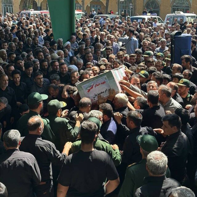 وداع با پیکرهای جمعی از شهدای پدافند هوایی در تجاوز رژیم صهیونیستی به ارومیه وداع با پیکرهای جمعی از شهدای پدافند هوایی در تجاوز رژیم صهیونیستی به ارومیه